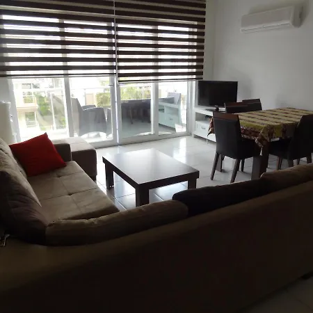 Elegant 4 Bedroom Duplex Apartamento *