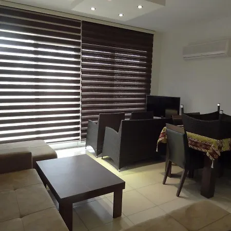 Elegant 4 Bedroom Duplex Apartamento