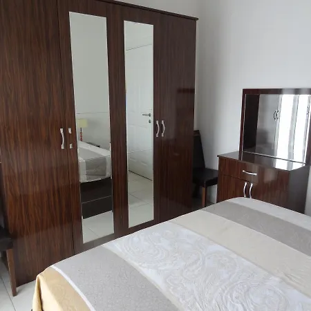 Elegant 4 Bedroom Duplex Apartamento *